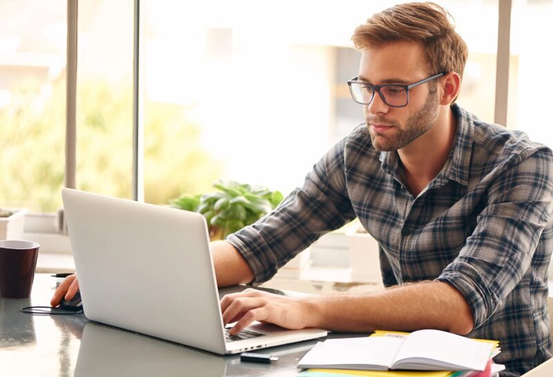 Egy 60 éves nő elment egy programozói állásinterjúra: mindenki kinevette, amíg meg nem tudták, ki is ő valójában