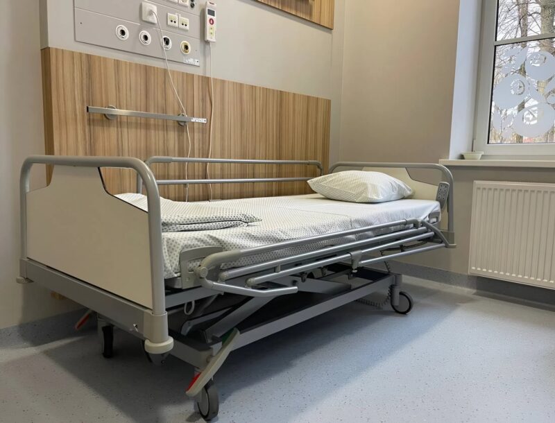 Amikor a férj bevitte a válási iratokat az intenzív osztályra, és a tollat a felesége ujjai közé csúsztatta, biztos volt benne, hogy az egész pár másodperc alatt véget ér. Ám amikor meglátta, mit írt a nő a papírra, egyszerűen ledermedt…